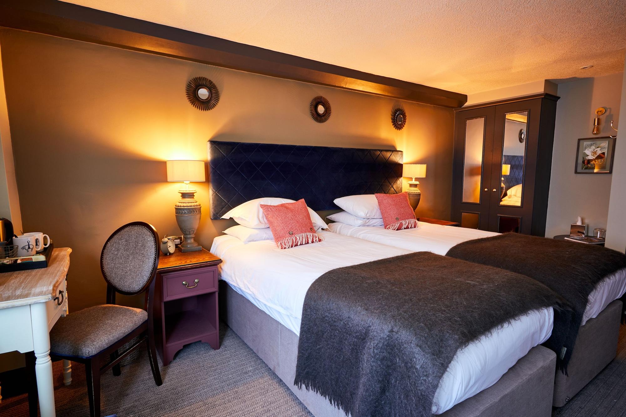 The Fleece At Cirencester Exteriér fotografie A bedroom at The Swan Hotel