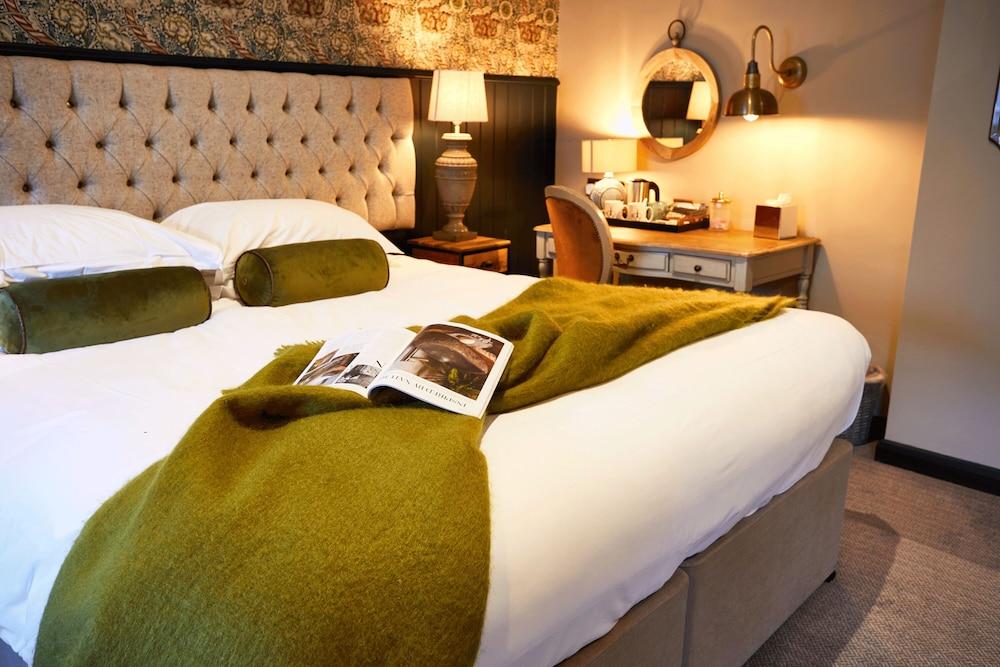 The Fleece At Cirencester Exteriér fotografie A bedroom at The Old parsonage