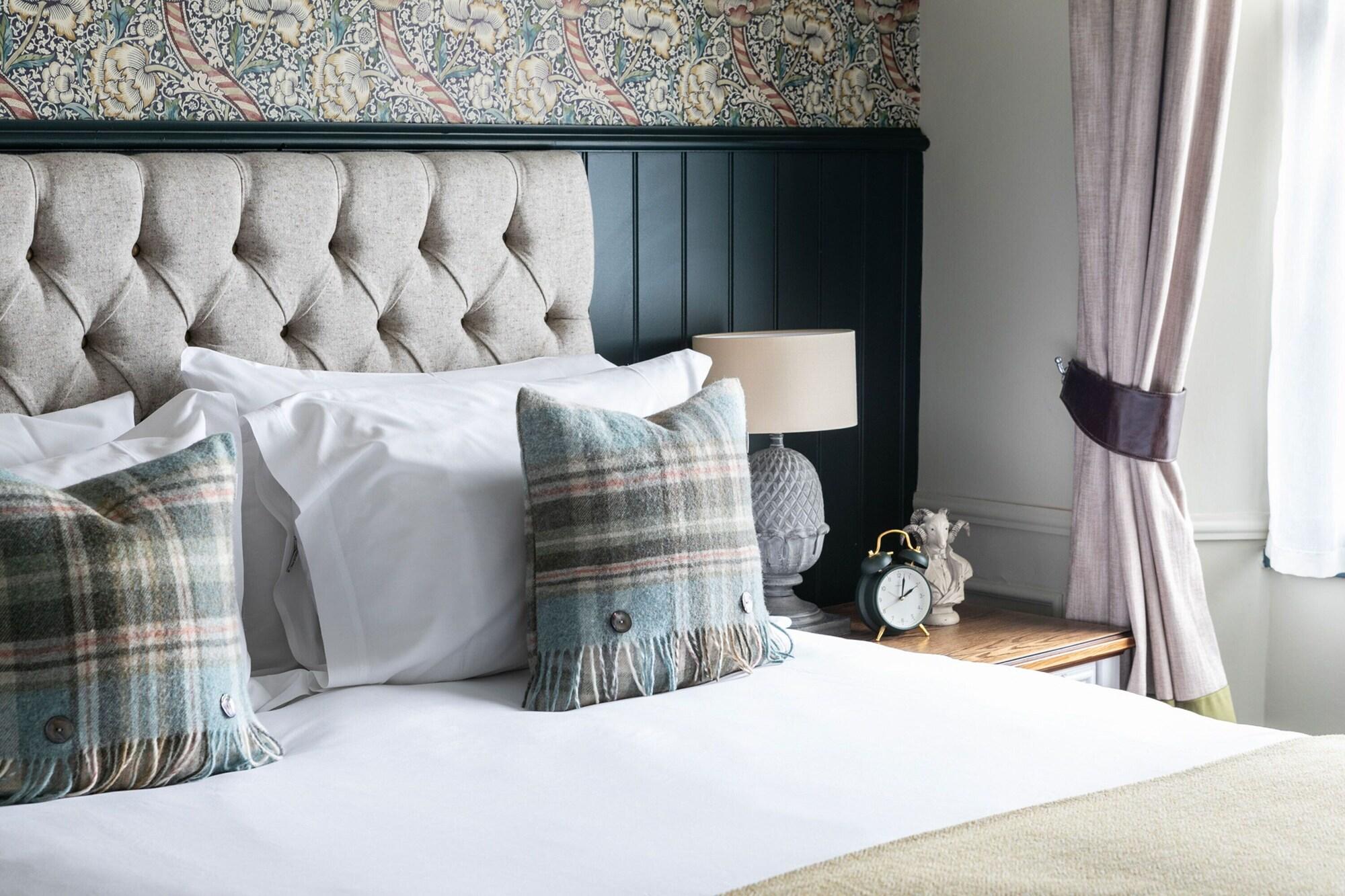 The Fleece At Cirencester Exteriér fotografie A bedroom at The Old Bank Hotel
