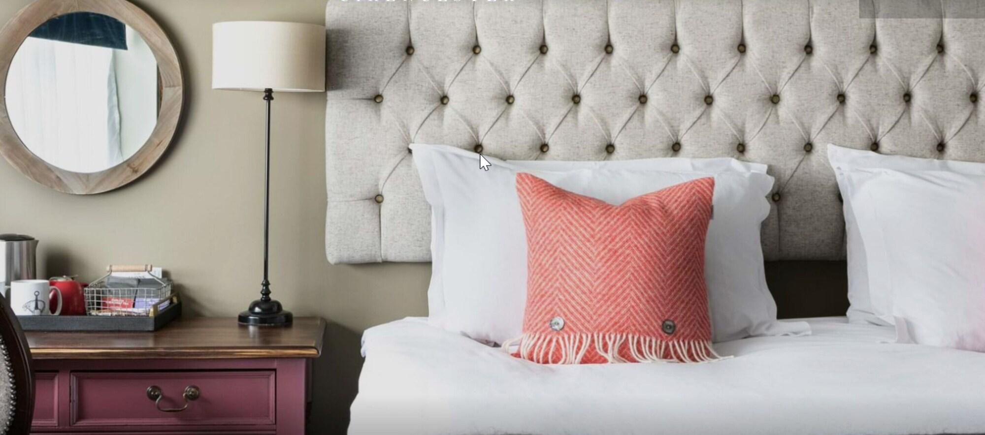 The Fleece At Cirencester Exteriér fotografie A cushion