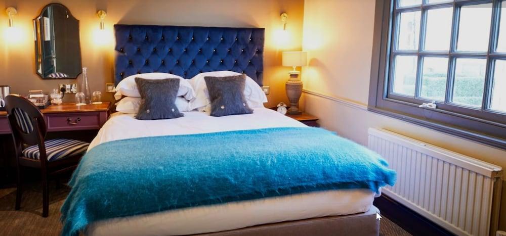 The Fleece At Cirencester Exteriér fotografie A bed with a blue throw
