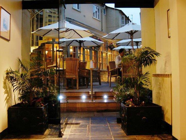 The Fleece At Cirencester Restaurace fotografie The entrance to the restaurant