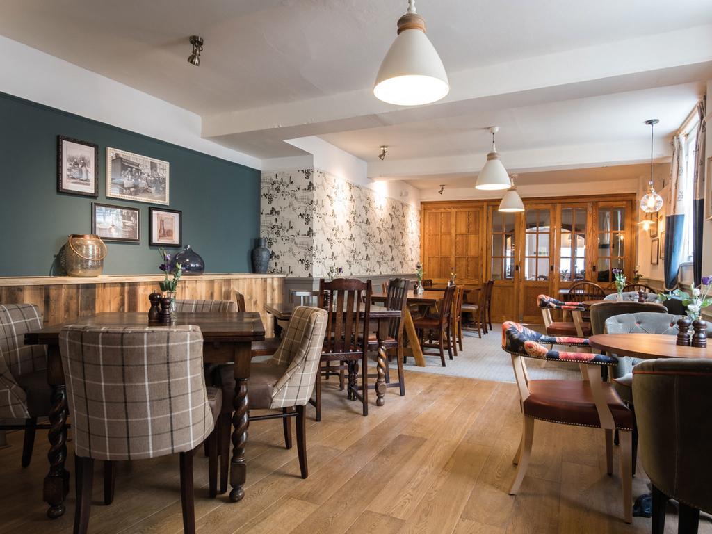 The Fleece At Cirencester Exteriér fotografie The interior of the pub