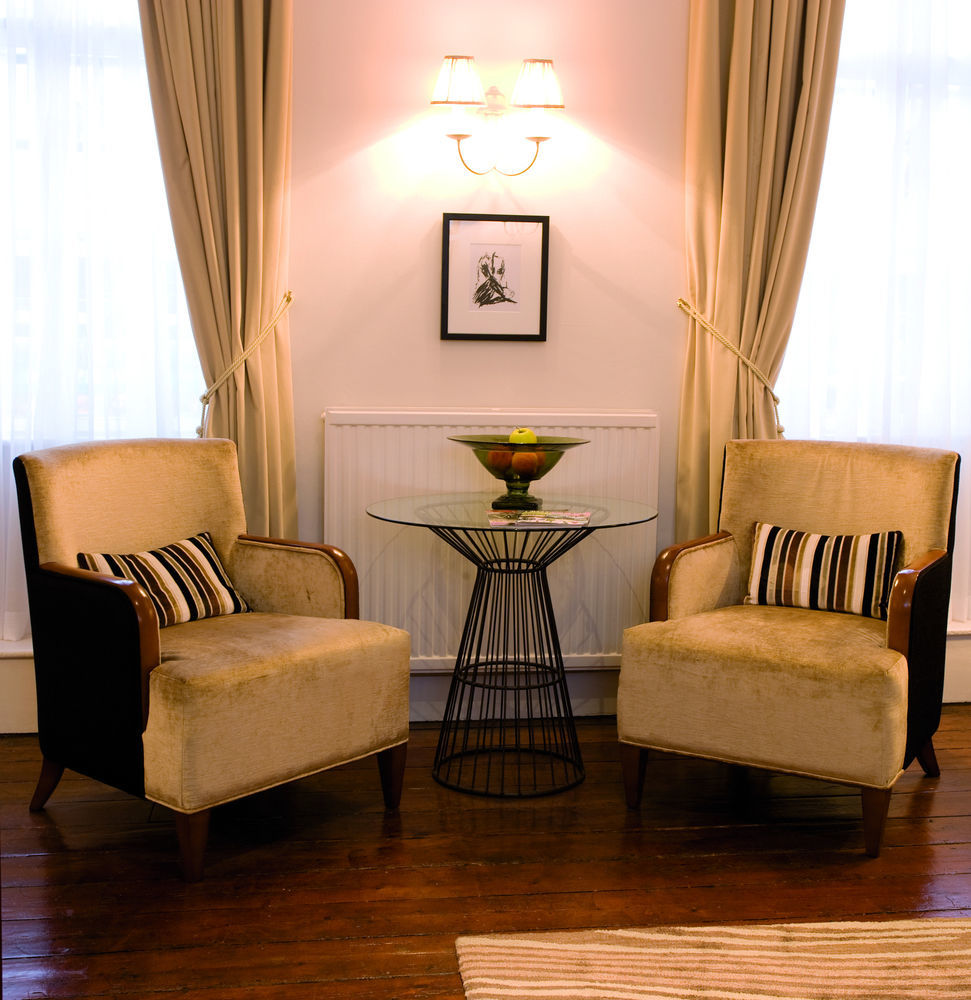 The Fleece At Cirencester Exteriér fotografie A pair of club chairs