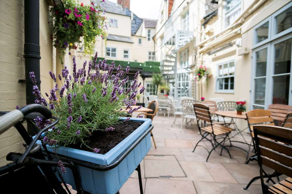 The Fleece At Cirencester Exteriér fotografie The courtyard at The Old Parsonage Hotel