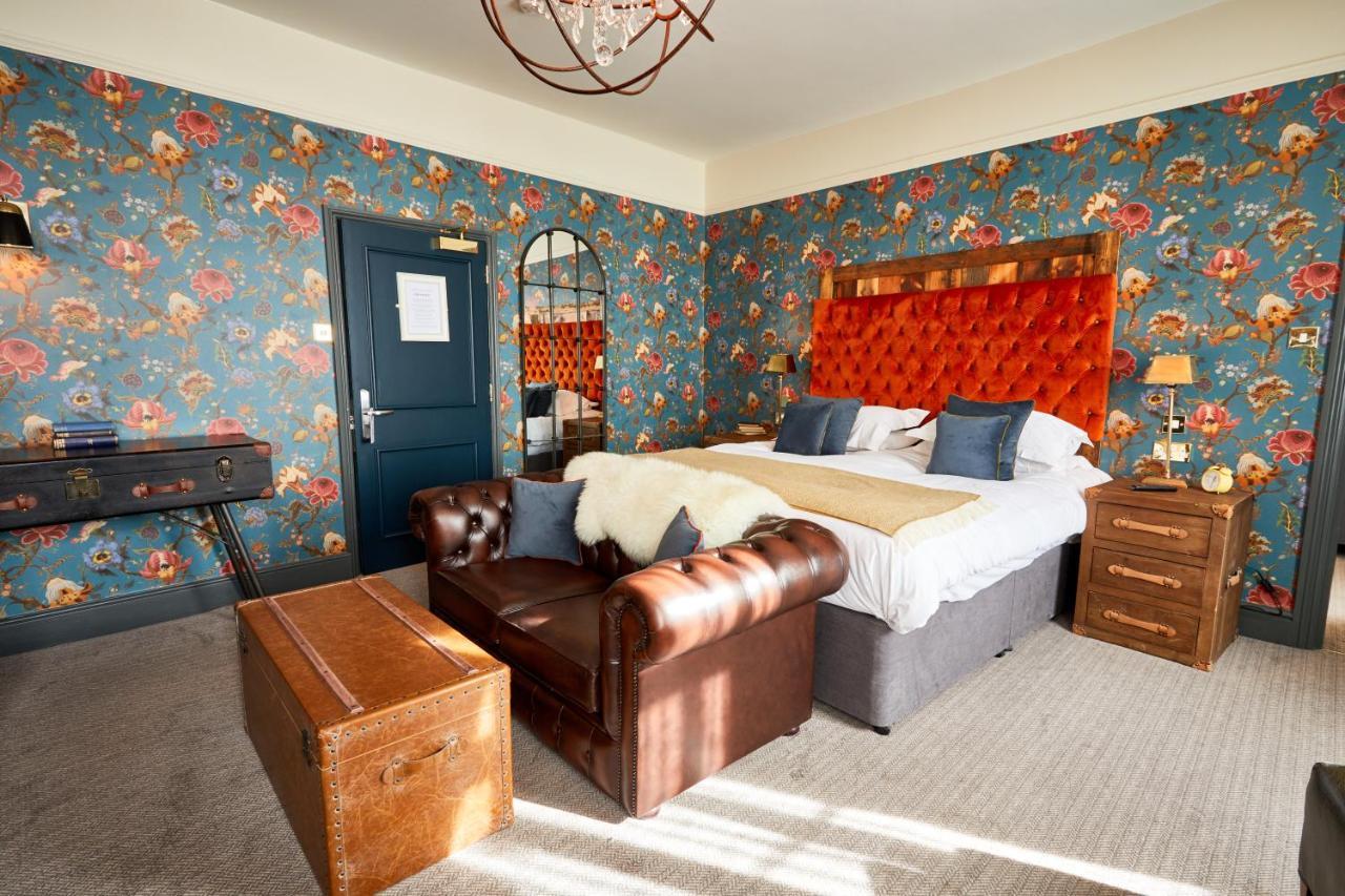 The Fleece At Cirencester Exteriér fotografie The hotel's rooms are individually designed.