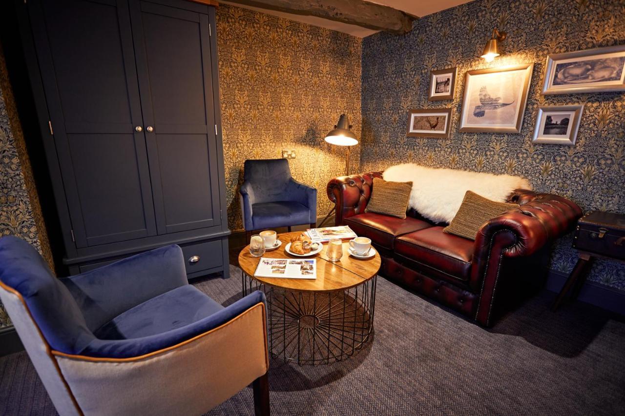 The Fleece At Cirencester Exteriér fotografie The lounge at the station